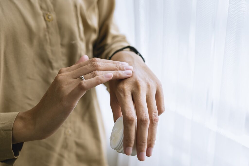 une femme teste une crème sur la main